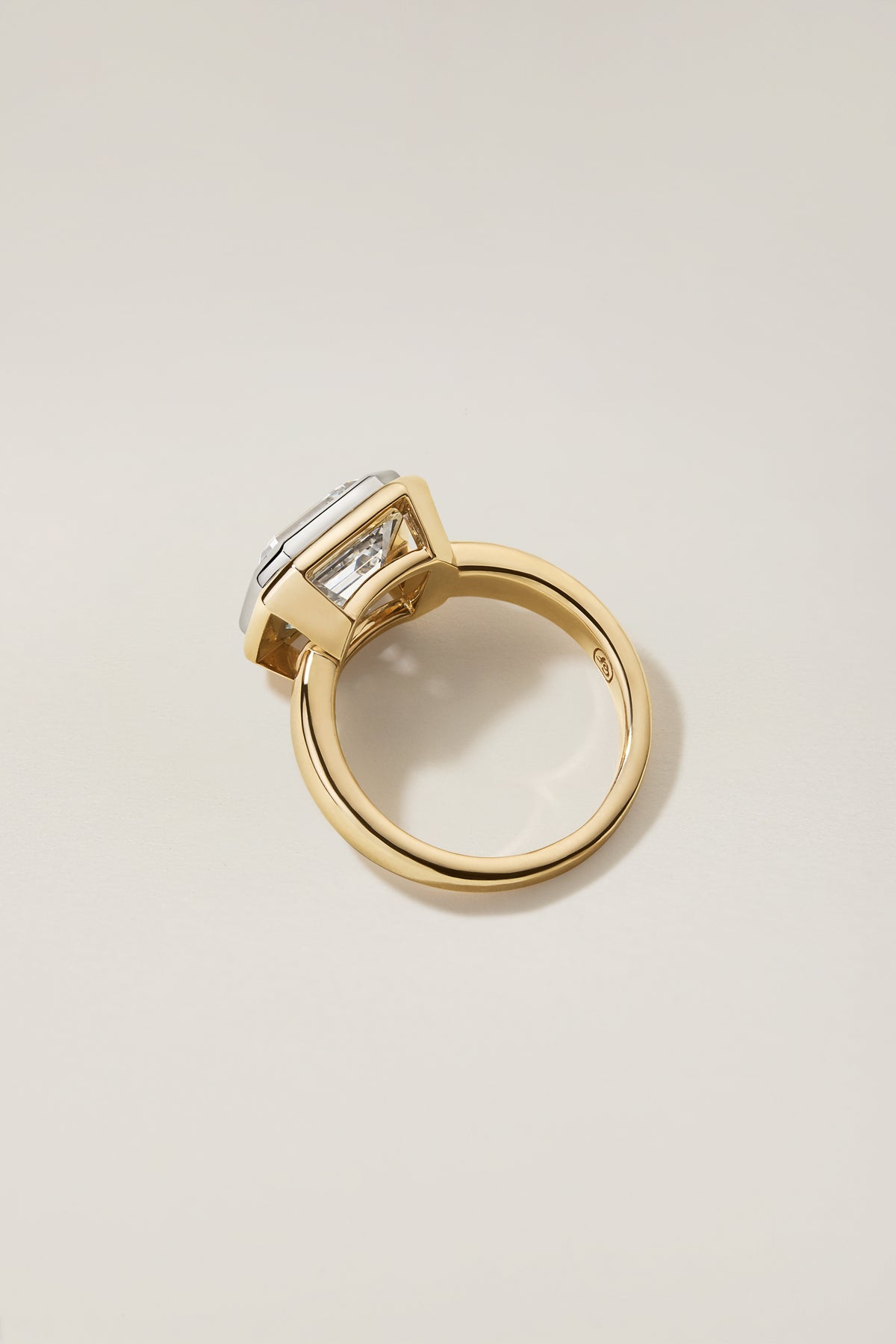 Kata Ring in profile, showing the yellow gold shank beneath the platinum bezel