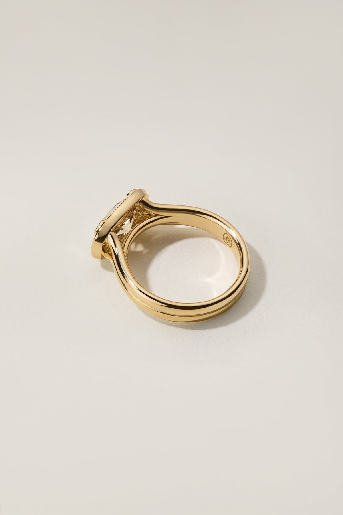 Margherita East-West in profile, showing the double-wire shank and the raised gold border