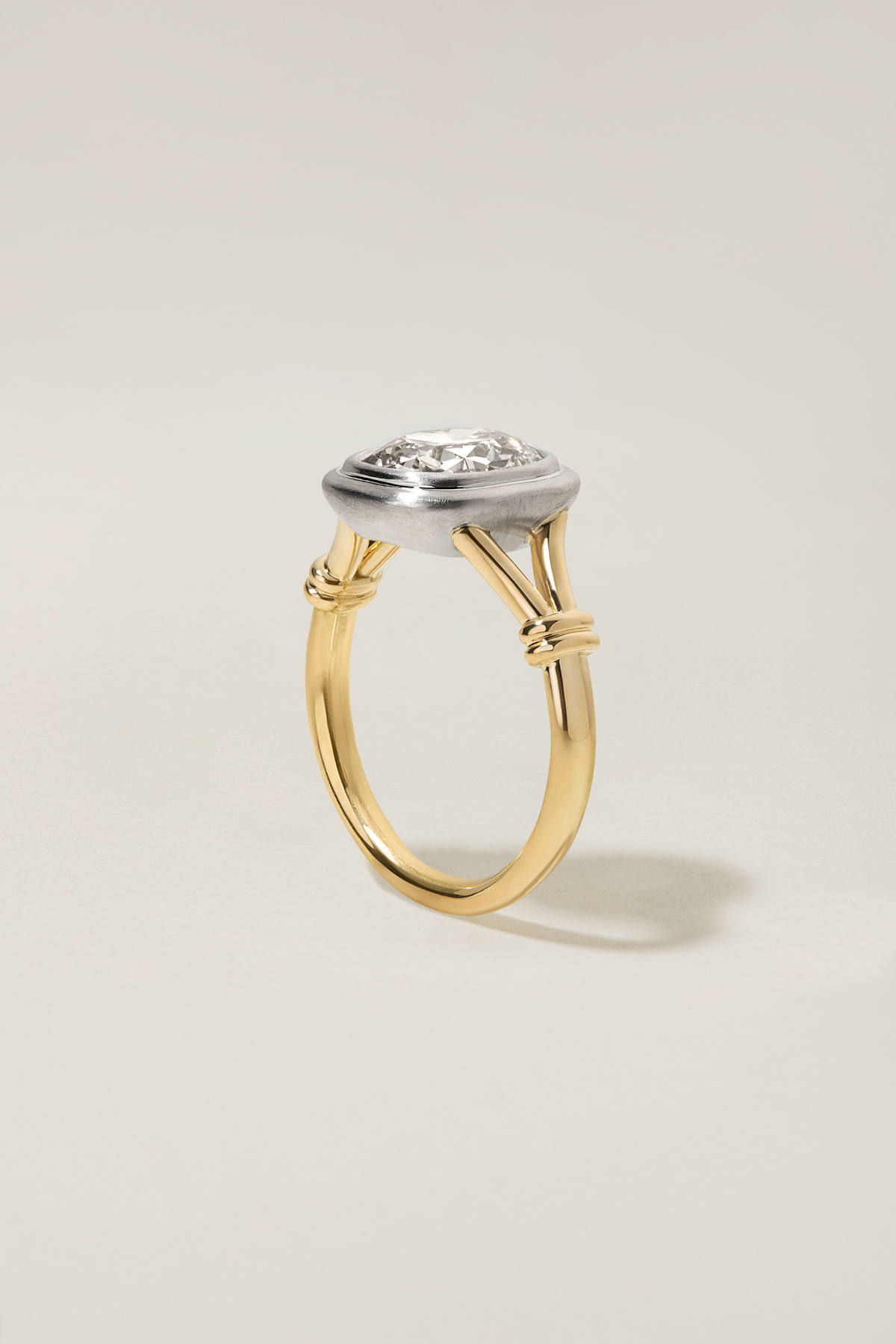 Stretta Bezel in profile, where the split shank comes together beneath the bezel